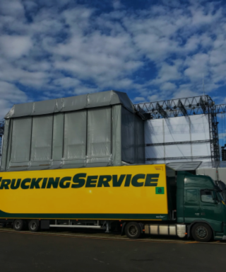 Trucking Service GmbH LKW hinter den Kulissen eines Festivals