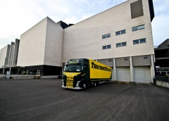 Trucking Service GmbH LKWs vor einem Stadion