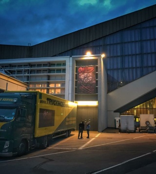 LKW der Trucking Service GmbH vor einem Stadion bei Nacht