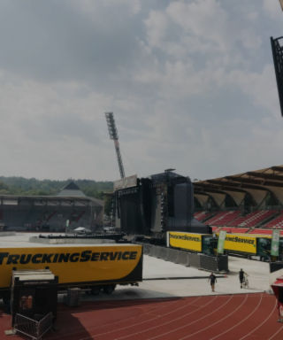 LKWs der Trucking Service GmbH vor einem Stadion