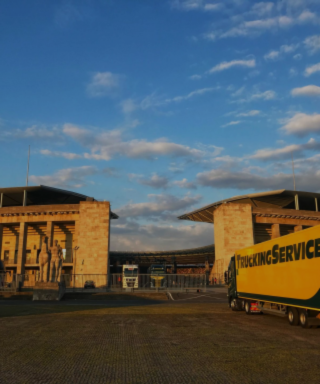 LKWs der Trucking Service GmbH vor einem Stadion
