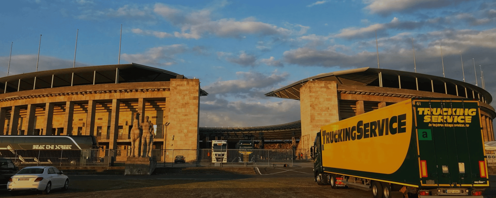 LKWs der Trucking Service GmbH vor einem Stadion