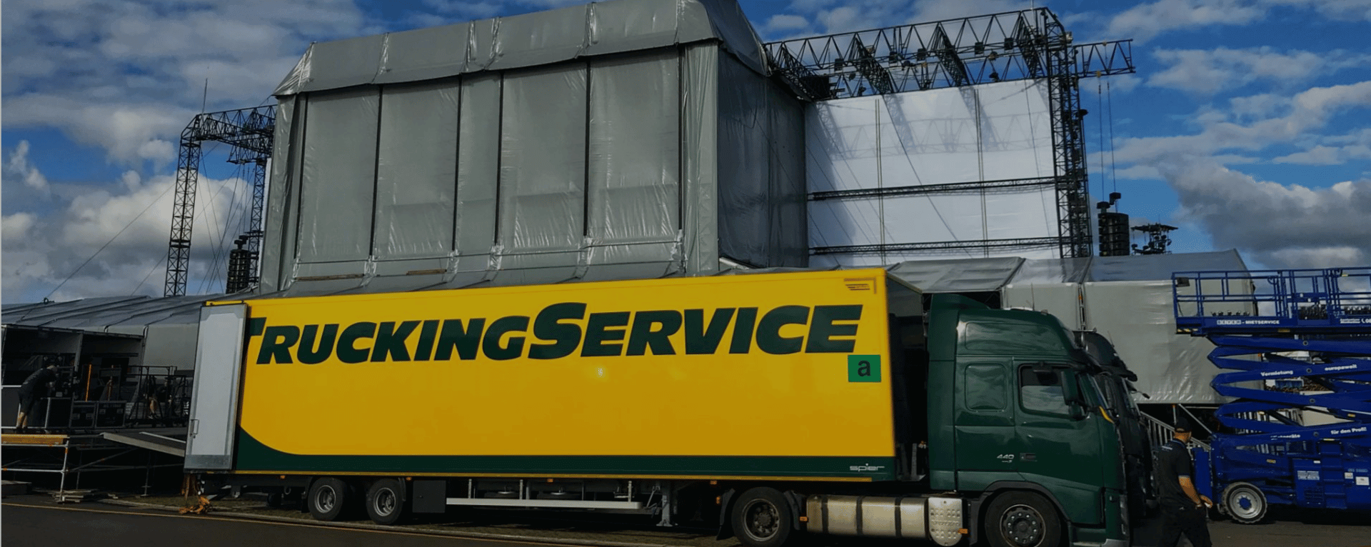Trucking Service GmbH LKW hinter den Kulissen eines Festivals