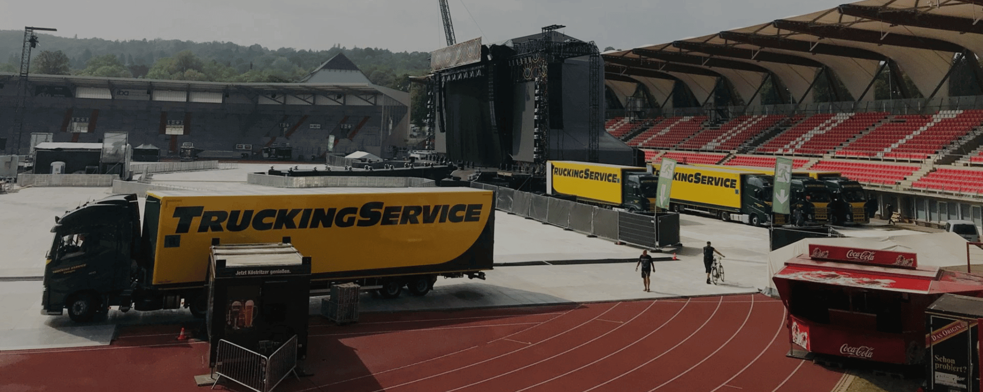 LKWs der Trucking Service GmbH vor einem Stadion